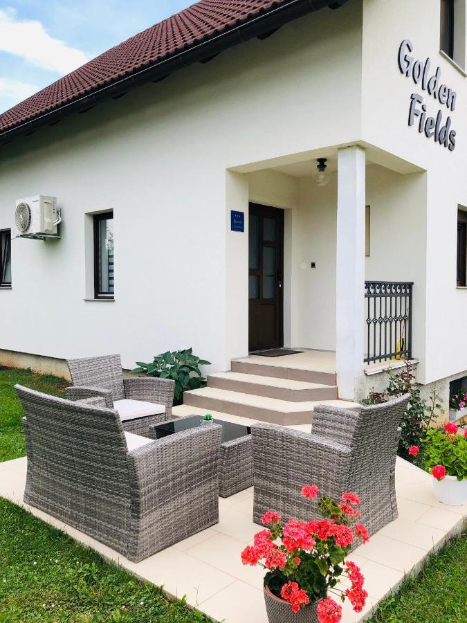 Apartment Golden Fields สโมลยานัซ ภายนอก รูปภาพ