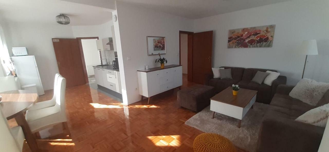 Apartment Golden Fields สโมลยานัซ ภายนอก รูปภาพ